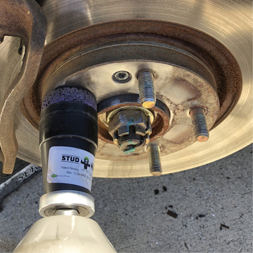 Outil de nettoyage pour moyeux, goujons et roues &agrave; entraînement par chocs STUD KLEEN PB Rental Co. Ltd.