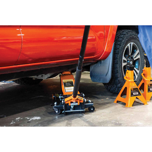 Cric rouleur &agrave; levage &eacute;lev&eacute; avec manche en 2 morceaux, 3,5 tonne(s) Capacit&eacute;, 3-7/20" Abaiss&eacute;e, Hydraulique &agrave; main PB Rental Co. Ltd.