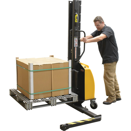 Gerbeur motoris&eacute; avec m&acirc;t &eacute;troit, Fonctionnement &eacute;lectrique, Capacit&eacute; 1000 lb, Lev&eacute;e max 63" PB Rental Co. Ltd.