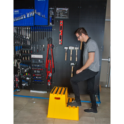 Escabeau industriel, 2 marches, 26" x 22-7/16" x Hauteur 19-11/16" PB Rental Co. Ltd.