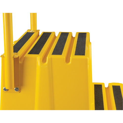 Escabeau industriel, 4 marches, 44" x 22-1/4" x Hauteur 65-1/8" PB Rental Co. Ltd.