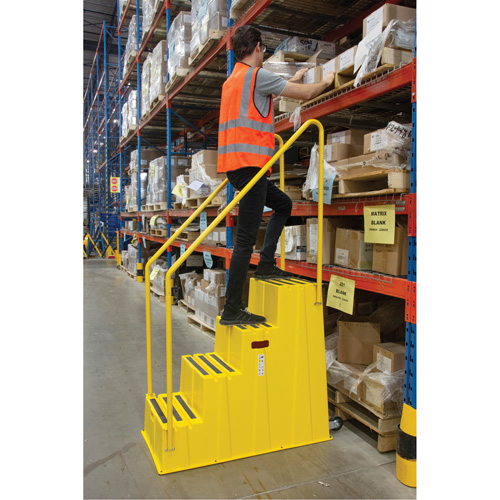 Escabeau industriel, 4 marches, 44" x 22-1/4" x Hauteur 65-1/8" PB Rental Co. Ltd.