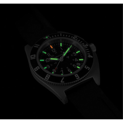 Montre Steel Navigator avec date sur ensemble bracelet en caoutchouc noir de trois morceaux, Num&eacute;rique, &agrave; piles, 41 mm, Noir PB Rental Co. Ltd.