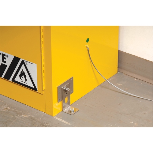 Attache de retenue contre les s&eacute;ismes pour armoire Sure-Grip Ex pour produits inflammables PB Rental Co. Ltd.