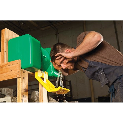 Poste de douche oculaire, Aliment&eacute; par gravit&eacute;, Capacit&eacute; 9 gal., Conformit&eacute; ANSI Z358.1 PB Rental Co. Ltd.