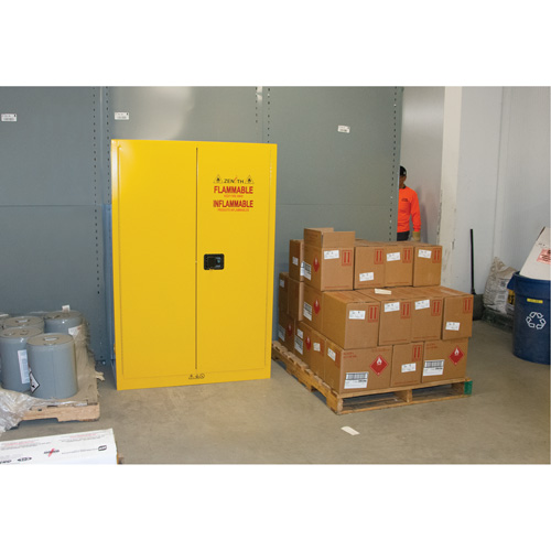 Armoire pour produits inflammables, 45 gal., 2 Porte(s), 43" La x 65" h x 18" p PB Rental Co. Ltd.