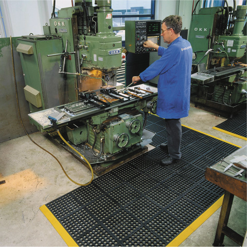 Cushion-Ease&reg; 550 Interlocking Anti-Fatigue Mat, Slotted, 3' x 3' x 3/4", Black, Rubber PB Rental Co. Ltd.
