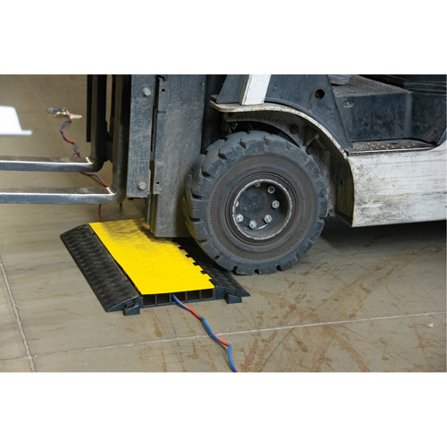 Protecteur de c&acirc;bles en polyur&eacute;thane, 5 canaux, 35,43" lo x 19,69" la x 2" h PB Rental Co. Ltd.