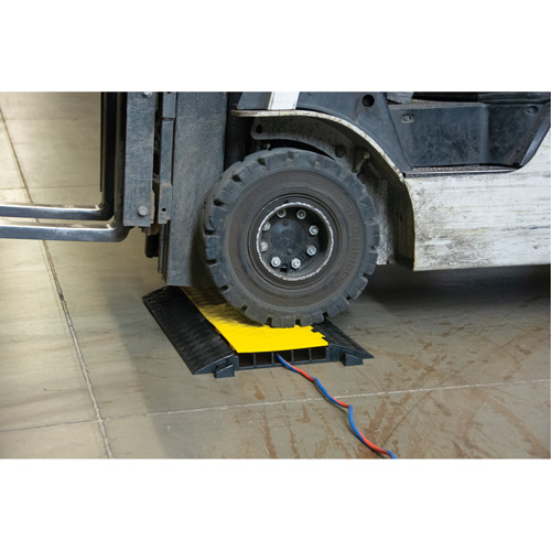 Protecteur de c&acirc;bles en polyur&eacute;thane, 5 canaux, 35,43" lo x 19,69" la x 2" h PB Rental Co. Ltd.
