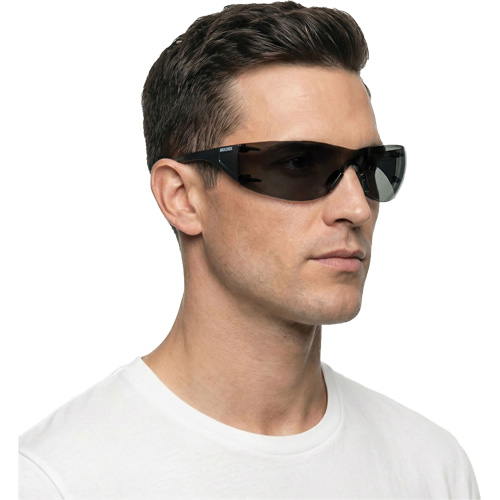 Lunettes de s&eacute;curit&eacute; Adapt Lite, Lentille Fum&eacute;e, Antibu&eacute;e/Anti-&eacute;gratignures, ANSI Z87+/R&eacute;pond ou surpasse la norme CSA Z94.3 PB Rental Co. Ltd.