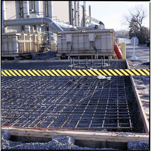 Ruban pour barricade, Anglais, 3" la x 200' lo, 3 mils, Noir sur jaune PB Rental Co. Ltd.