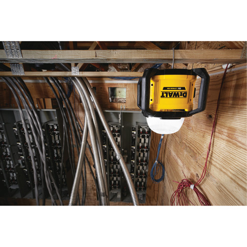 Baladeuse polyvalent sans fil Tool Connect 20V Max, DEL, 5000 lumens, Boîtier en Plastique PB Rental Co. Ltd.