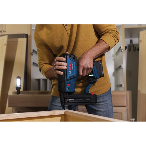 Brushless 18-Gauge Brad Nailer Kit with Standard Power Battery, 18 V, Lithium-Ion PB Rental Co. Ltd.