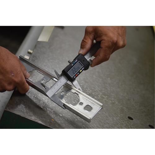 Pied &agrave; coulisse num&eacute;rique, R&eacute;solution de 0,0005" (0,01 mm), 0" - 6" (0 mm - 150 mm) gamme de mesure PB Rental Co. Ltd.