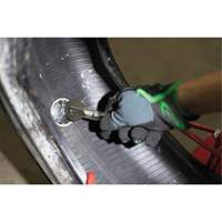 Outil robuste de roulage pour r&eacute;paration de pneus avec roulette &agrave; patch en acier PB Rental Co. Ltd.