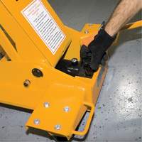 Cric de transmission Yellow Jackit, Cap. de levage 2,2 tonnes PB Rental Co. Ltd.