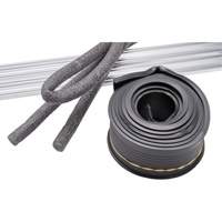 Porte de garage &agrave; balayage calfeutrant PB Rental Co. Ltd.