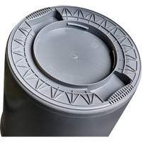 Contenant gris Titan pour d&eacute;chets, Plastique, 20 gal. US PB Rental Co. Ltd.