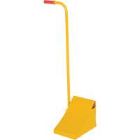 Cale de roue avec poign&eacute;e ergonomique, Acier, Jaune, 8" la x 10-3/4" p x 9-1/8" h PB Rental Co. Ltd.
