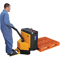 Transpalette &eacute;lectrique motoris&eacute; a/plateforme &agrave; conducteur debout, Capacit&eacute; 4500 lb, 48" lo x 30,25" la PB Rental Co. Ltd.