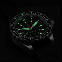 Tr&egrave;s grande montre &agrave; quartz pour plongeur avec feuille d'&eacute;rable rouge, Num&eacute;rique, &agrave; piles, 46 mm, Noir PB Rental Co. Ltd.