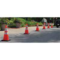 Ensemble de c&ocirc;nes de signalisation et chaînes, 28", Orange, Bande(s) r&eacute;fl&eacute;chissante(s) 4" & 6" PB Rental Co. Ltd.