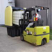 Palette anti-d&eacute;versement jaune &agrave; couvercle rigide roulant, 65" lo x 65" la x 101" h, Capacit&eacute; de charge 5000 lb PB Rental Co. Ltd.