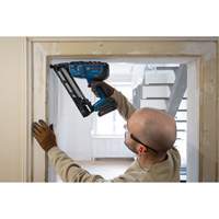 Cloueur de finition inclin&eacute; sans balais de calibre 15 (outil seulement), 18 V, Lithium-ion PB Rental Co. Ltd.